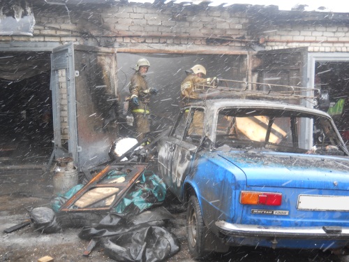 Один человек погиб, гараж и два автомобиля сгорели на Бору