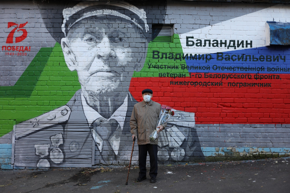 Граффити с портретом ветерана создали на улице Ильинской