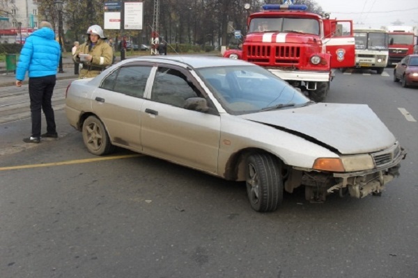Автомобиль врезался в столб после столкновения с ГАЗелью в Нижнем Новгороде