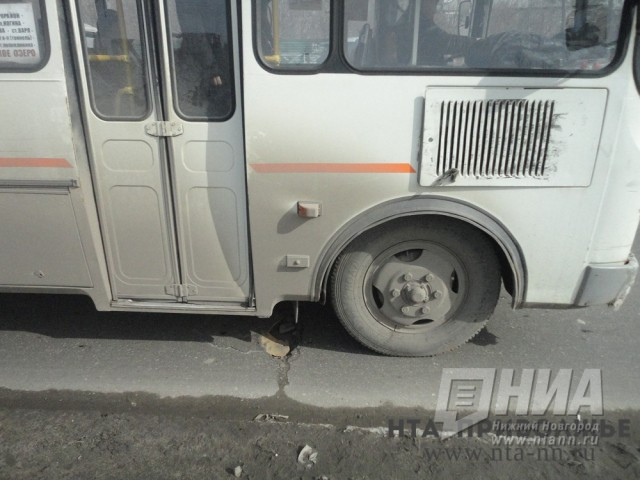 Иномарка врезалась в маршрутку в Нижнем Новгороде, ТС частично загорелись