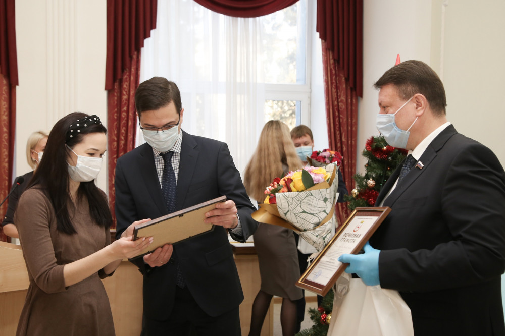 Нижегородские медики, работающие с COVID-пациентами, получили награды от мэрии и Гордумы