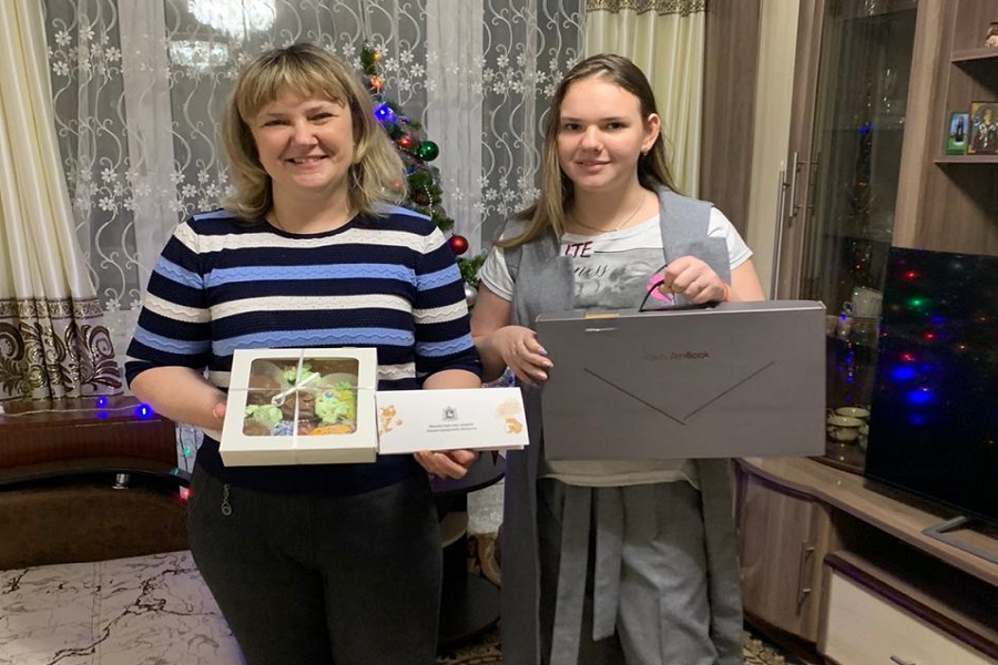 Министр спорта Нижегородской области Артем Ефремов подарил юной жительнице Дзержинска ноутбук 
