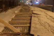 Прокуратура проводит проверку по факту падения строительного забора на нижегородца