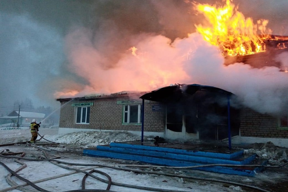 Культурно-спортивный комплекс горит в Варнавинском районе