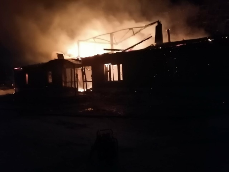 Пожар в культурно-спортивном комплексе в Варнавинском районе потушили спустя несколько часов 