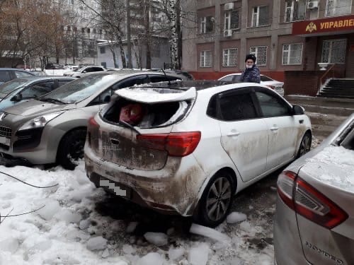 Несколько автомобилей повредило упавшей с крыши наледью в Нижнем Новгороде 