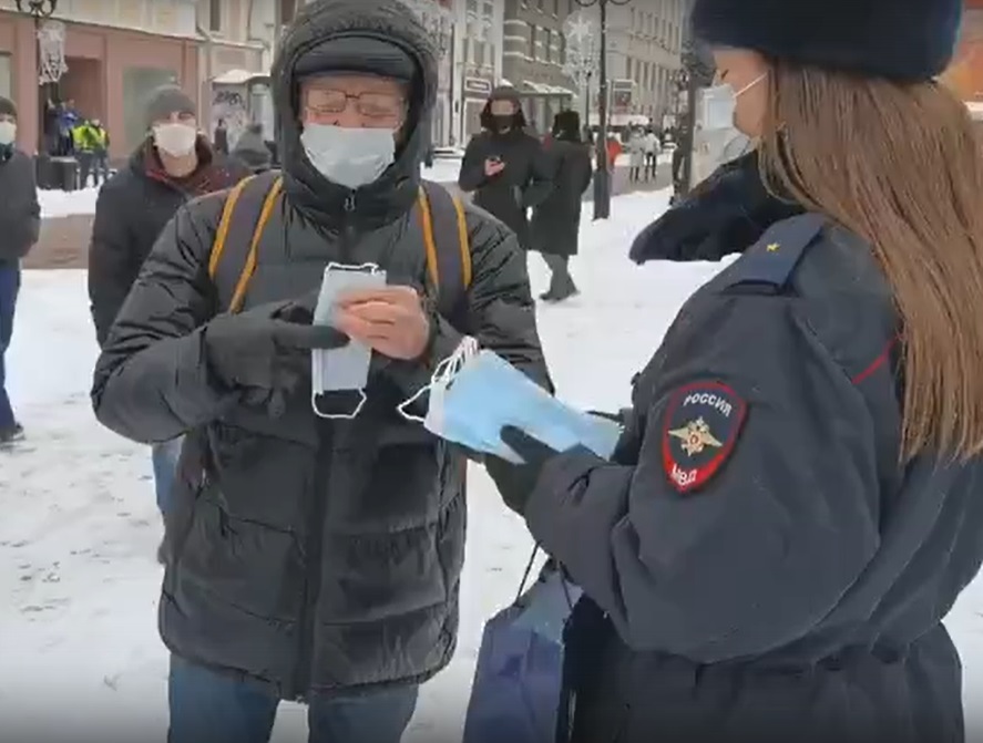 Полицейские замечены за раздачей масок на несанкционированном митинге в Нижнем Новгороде