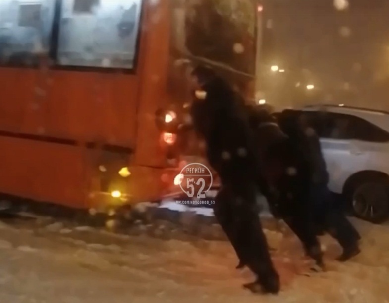 Нижегородские пассажиры толкали маршрутку, чтобы доехать до работы 5 февраля 