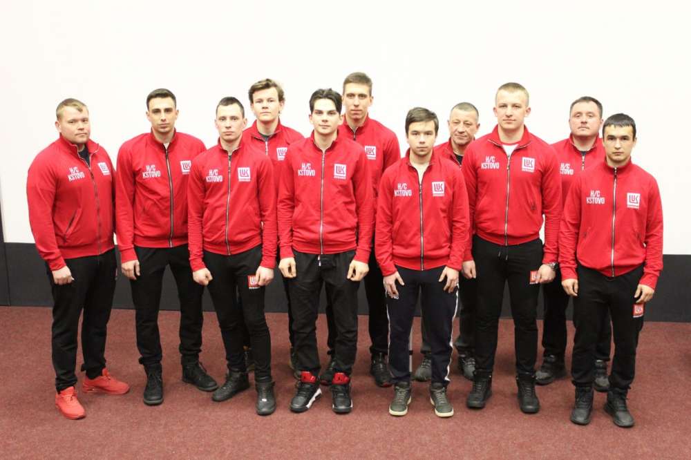 Компания "Лукойл" подарила форму хоккеистам из Кстова
