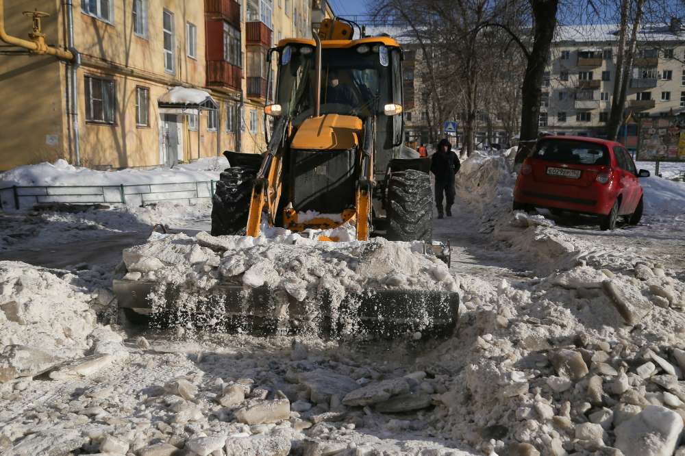 Горадминистрация рассказала о вывозе снега с территорий Ленинского и Московского районов