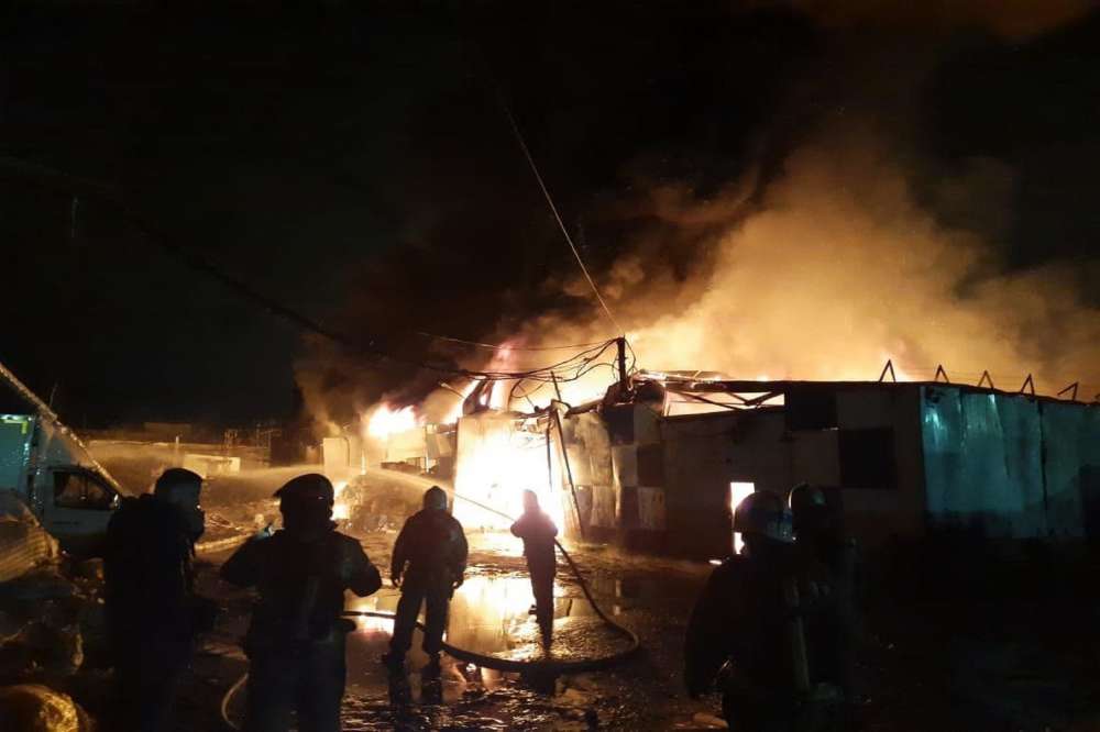 Ангары с макулатурой горят в Автозаводском районе ночью 4 апреля (ФОТО, ВИДЕО)