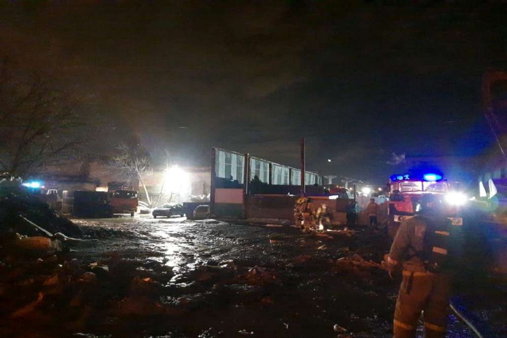 Пожар в ангарах с макулатурой в Автозаводском районе потушили спустя несколько часов 