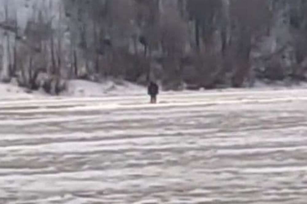 Рыбака на отколовшейся льдине в Оке, спасли в Нижнем Новгороде 9 апреля
