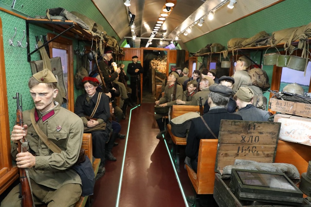 Более двух тысяч нижегородцев посетили выставку в вагонах "Поезда Победы"