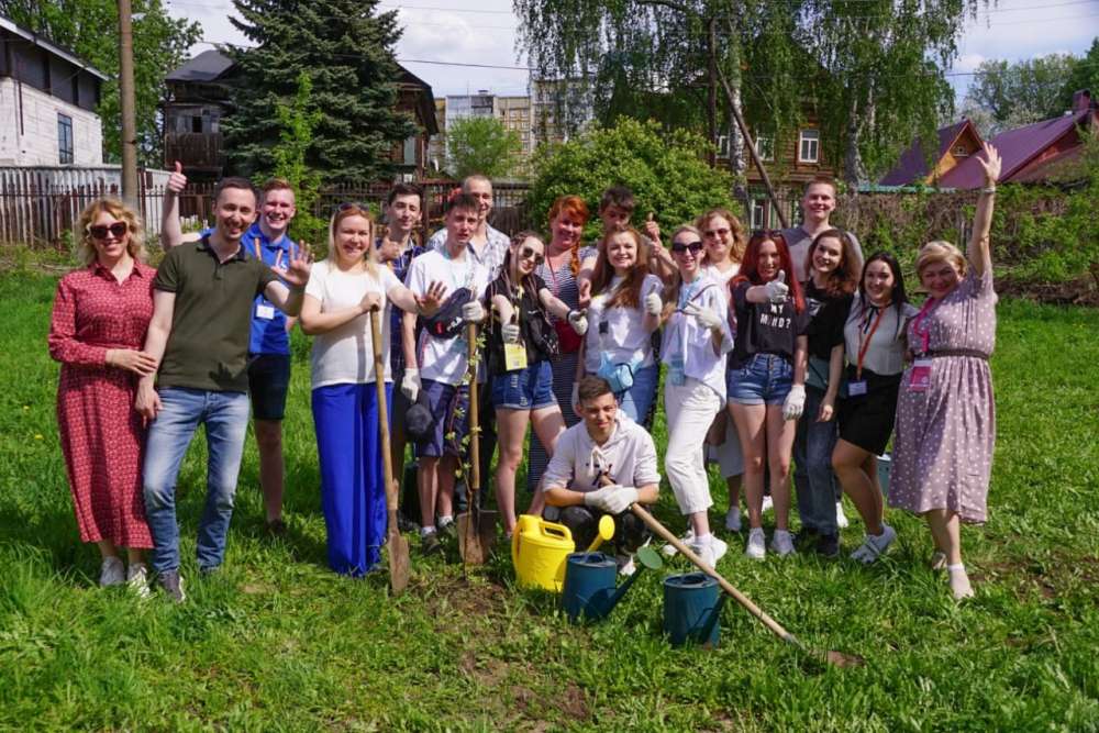 Памятную аллею высадили участники "Российской студенческой весны" в Нижнем Новгороде