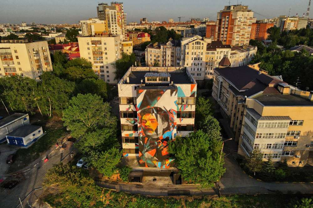 Создание портрета с изображением Максима Горького на многоэтажке завершилось в Нижнем Новгороде