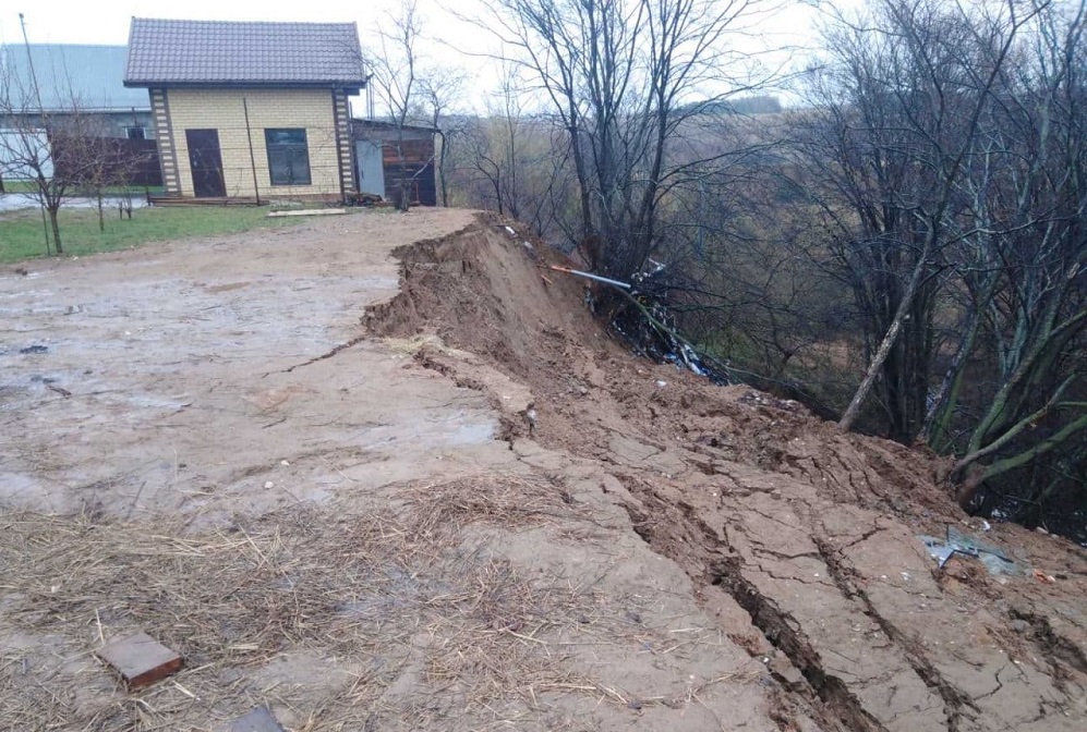 Новые сходы грунта под жилыми домами произошли в селе Караулово