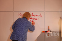 Глава ФМБА Вероника Скворцова оставляет поздравление к 800-летию Нижнего Новгорода на стенде Нижегородской области