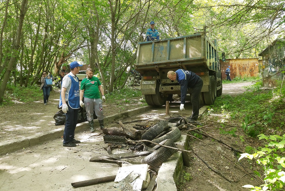 Несколько КАМАЗов мусора вывезли с берегов Ковы по итогам экосубботника