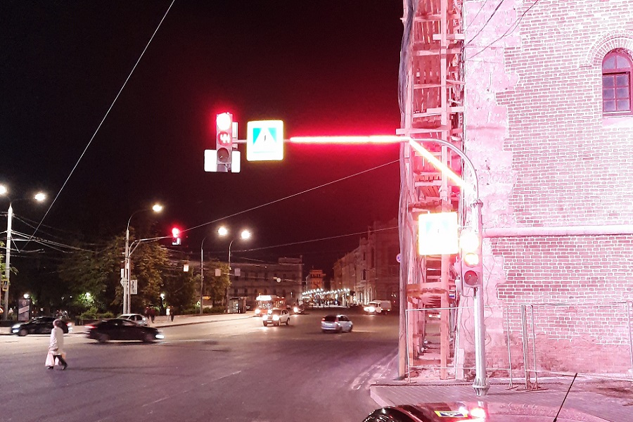 Светофоры со светодиодной лентой на опоре установили в Нижнем Новгороде