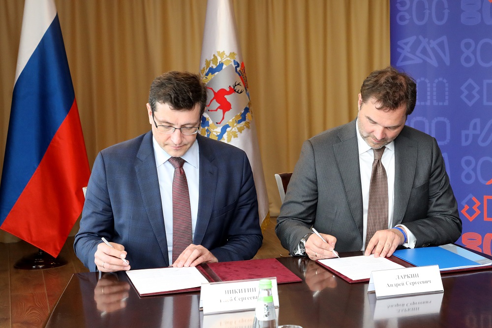Глеб Никитин и генеральный директор компании "Ингосстрах" Андрей Ларкин  подписали соглашение о сотрудничестве