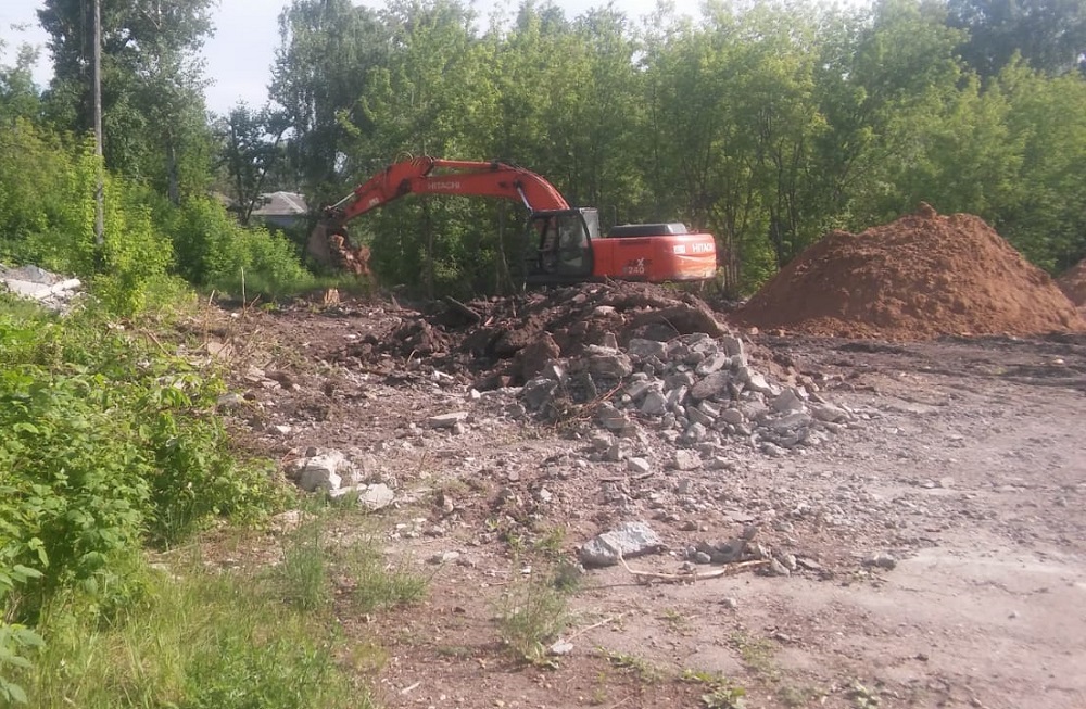 Территорию стадиона "Красная Этна" начали освобождать от аварийных построек