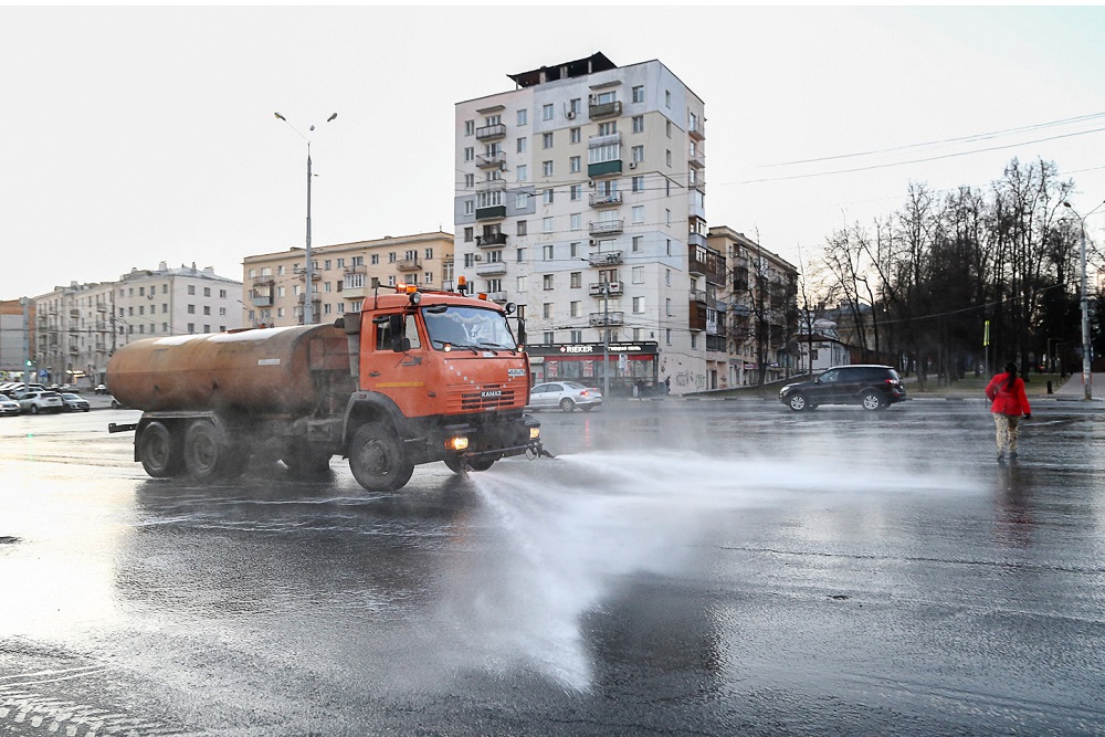 Дороги Нижнего Новгорода стали поливать чаще для предотвращения быстрого износа асфальта