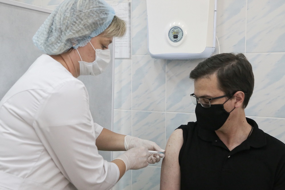 Юрий Шалабаев привился вторым компонентом вакцины от COVID-19