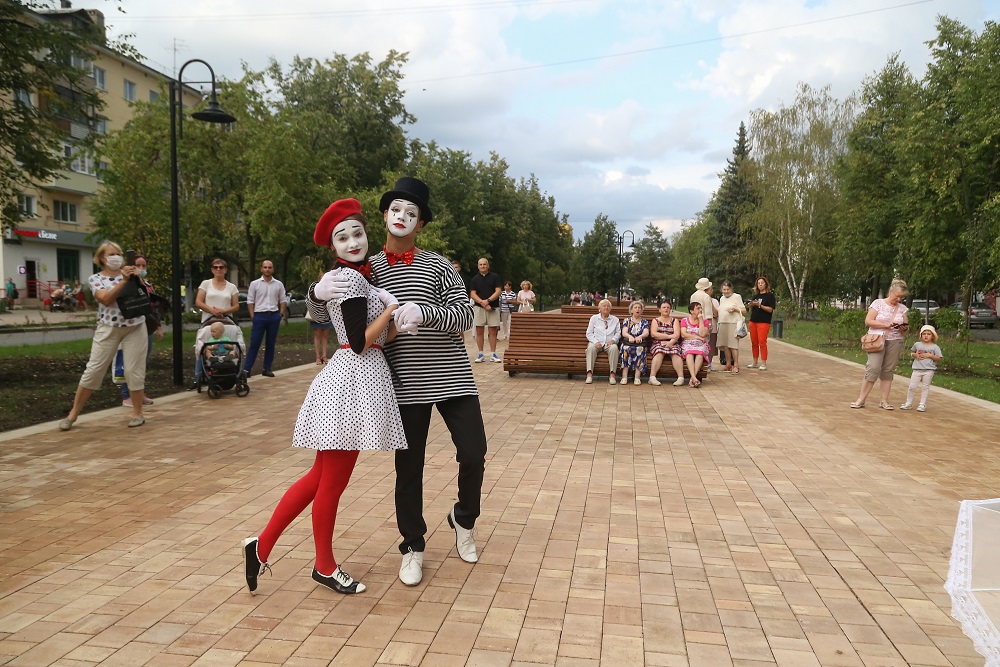 Сквер на Юбилейном бульваре в Нижнем Новгороде открылся после благоустройства 