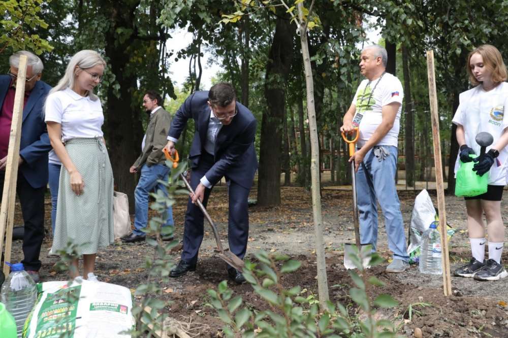 Губернатор Нижегородской области вместе с общественниками посадил деревья в парке "Швейцария"