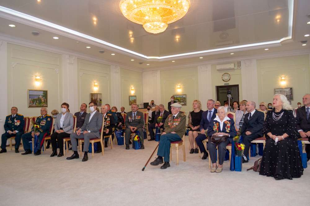Юрий Шалабаев вручил ветеранам, медикам и работникам соцсферы медали в честь 800-летия Нижнего Новгорода