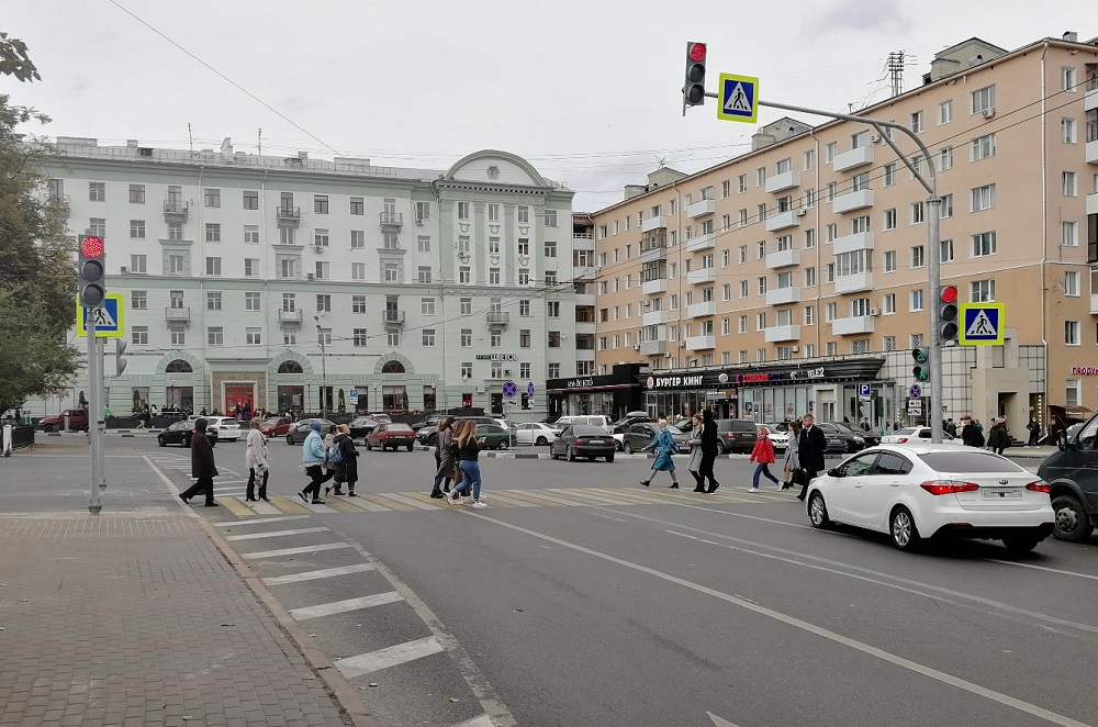 Водители и пешеходы игнорируют новый светофор на площади Горького