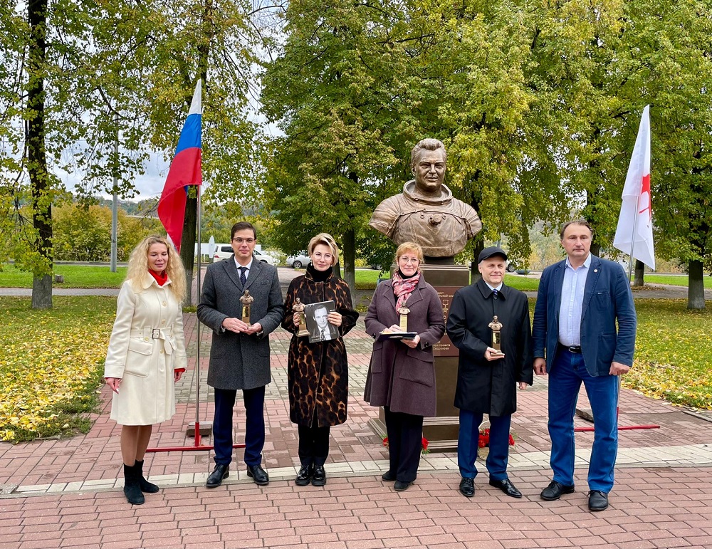 Памятник космонавту Георгию Гречко установили у Нижегородского планетария