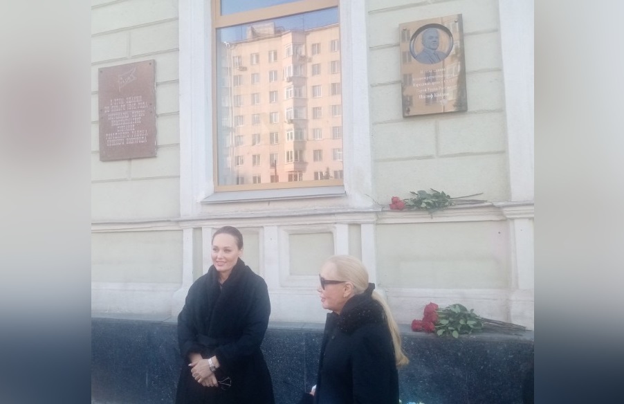 Мемориальную доску Иосифу Кобзону установили на здании Нижегородского театра кукол