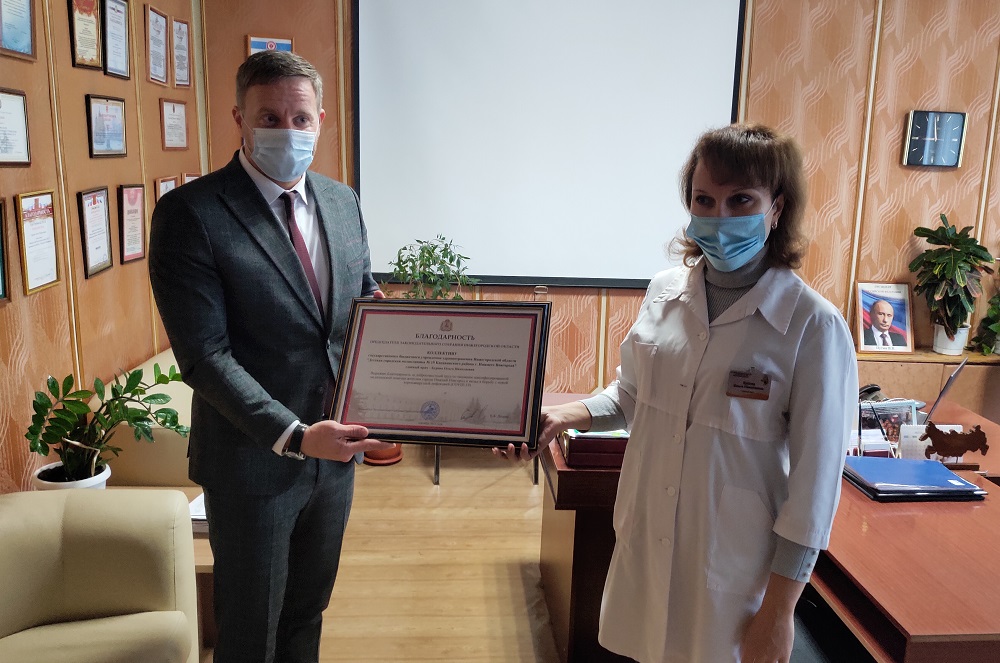 Артём Баранов вручил награды и Благодарственные письма работникам медицинских и образовательных учреждений