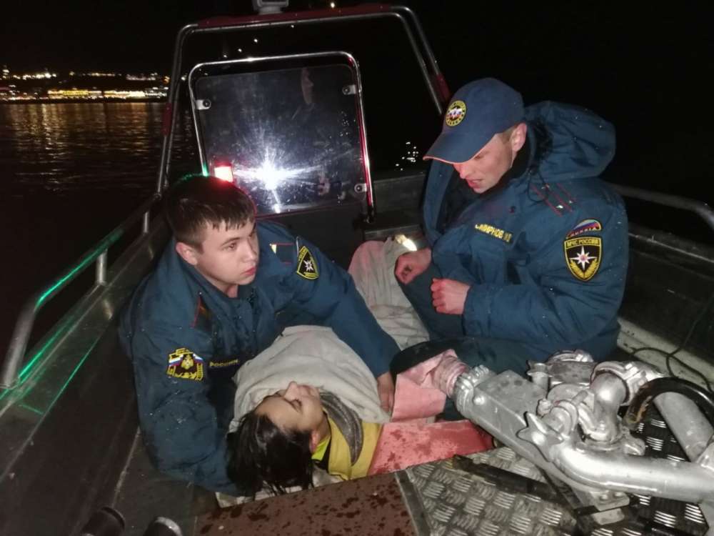 Нижегородские спасатели доставили на берег тонущую в Волге девушку