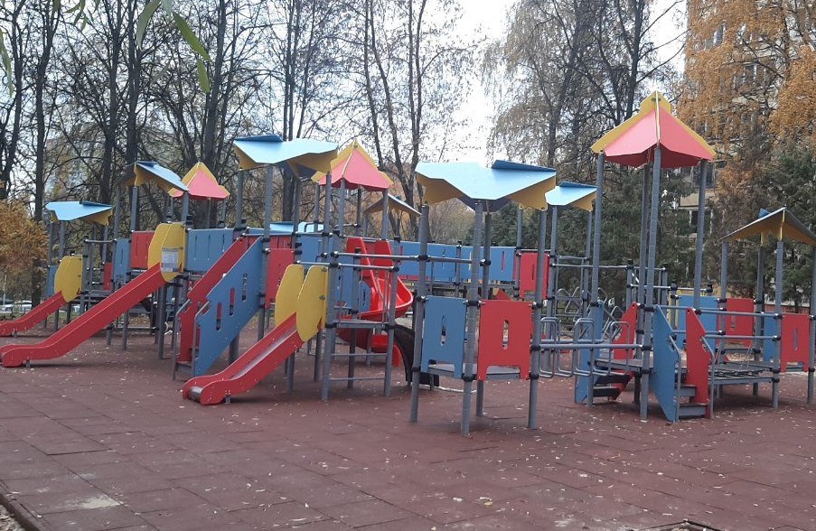 Новые детские игровые комплексы установили в Советском районе на площади 500 кв.м