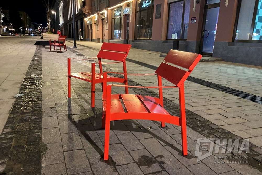 Красные стулья с Большой Покровской на зиму убирать не будут