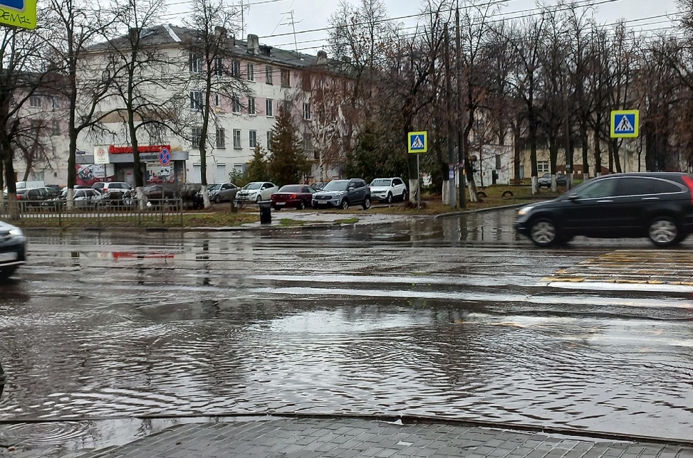 Водооткачивающая техника работает на улицах Заречной части Нижнего Новгорода