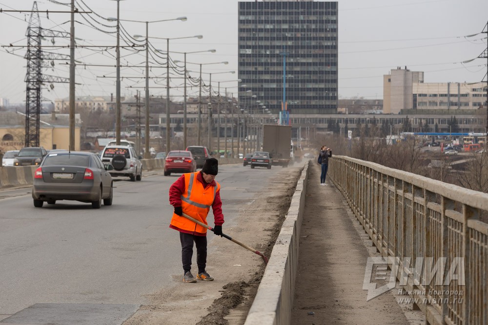 Мосты и съезды в Нижнем Новгороде начали посыпать песко-соляной смесью