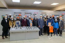 Генеральный директор предприятия по окончании экскурсии передал ректору НГТУ им. Алексеева Сергею Дмитриеву часть тиража книги по истории теплоснабжения Нижнего Новгорода, созданной при участии АО Теплоэнерго