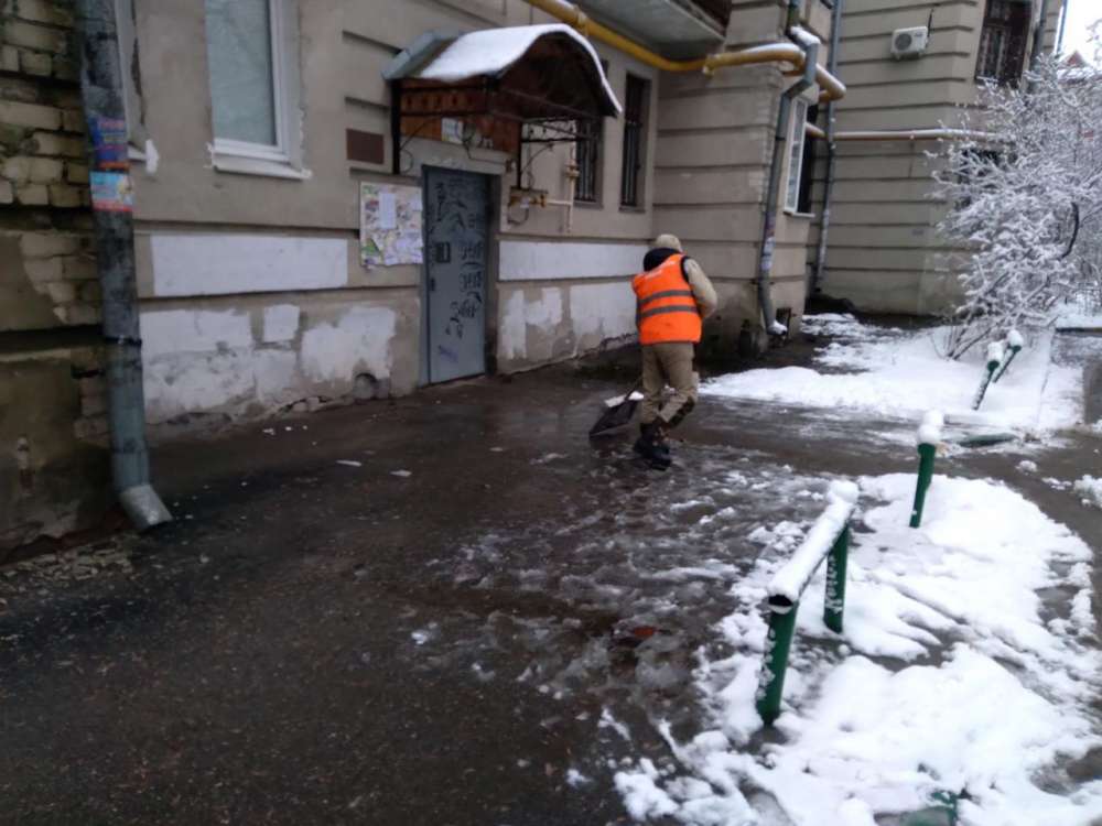 Работы по очистке дорог от снега и наледи ведутся во всех районах Нижнего Новгорода