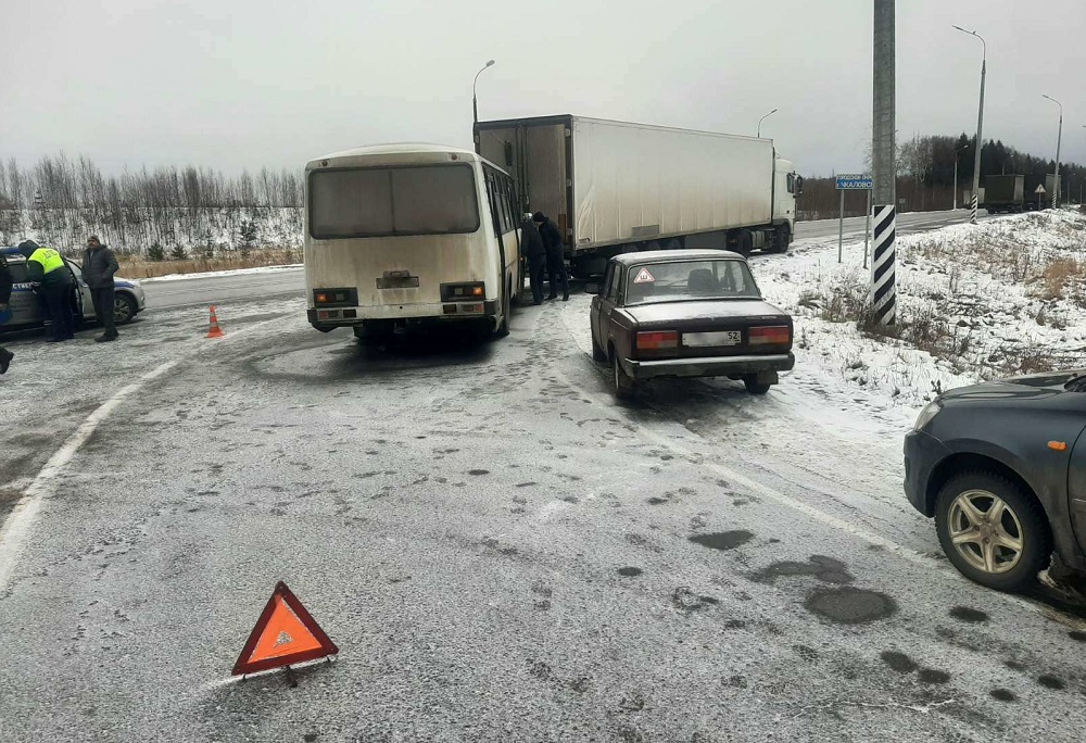 Маршрутный автобус врезался в грузовик под Чкаловском