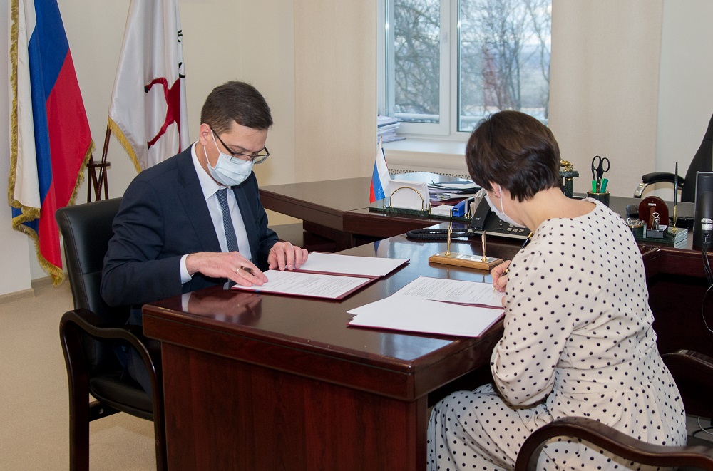 Юрий Шалабаев и Светлана Тараскина: подписание соглашения о сборе и переработке автомобильных шин