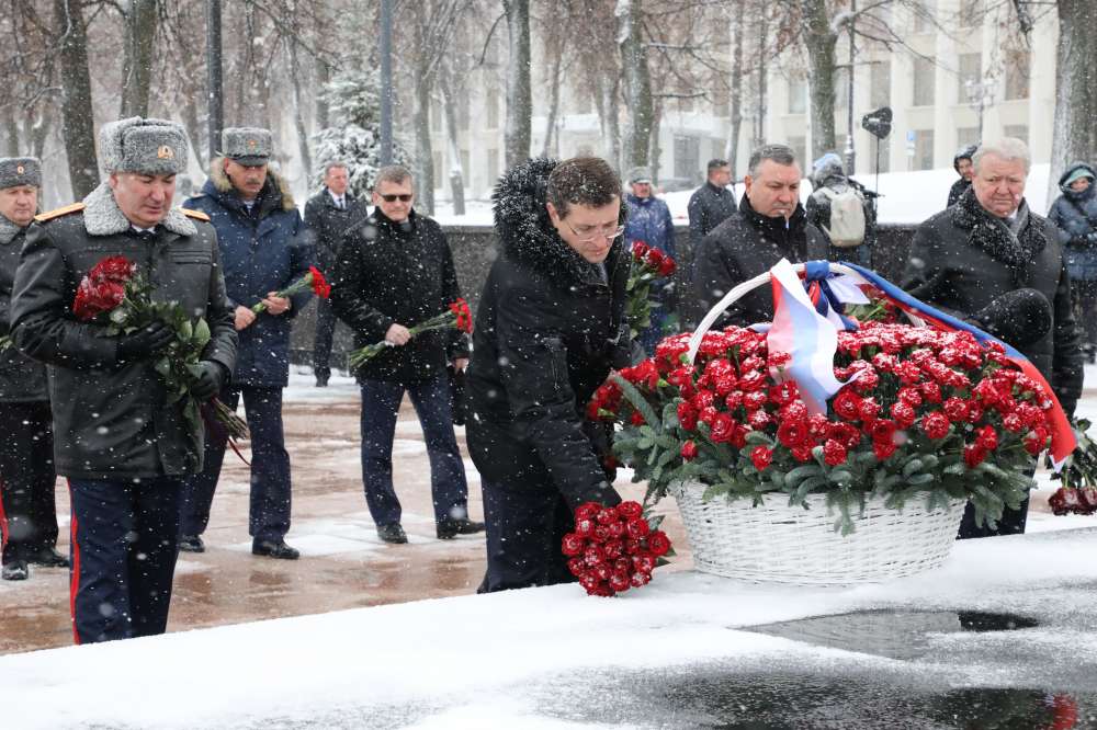 Глеб Никитин возложил цветы к Вечному огню в честь дня героев Отечества
