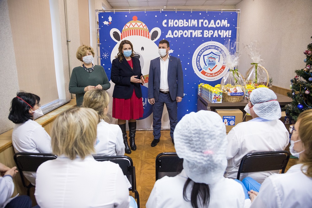 Волонтёры дарят праздничное настроение медикам и детям, находящимся на лечении в больницах Нижегородской области