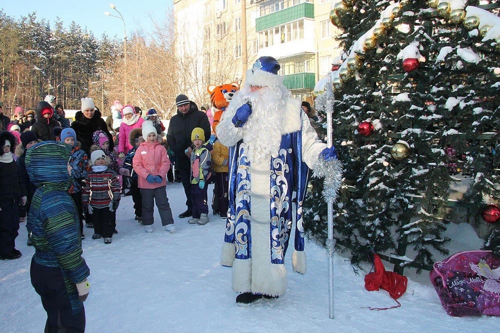 "Новогодний экспресс" проводит во дворах Выксы праздники для маленьких горожан