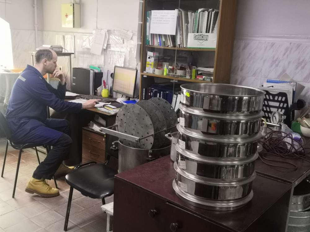 Лаборатория Нижегородского ГУАДа проверяет материалы для производства асфальта перед началом ремонтных работ