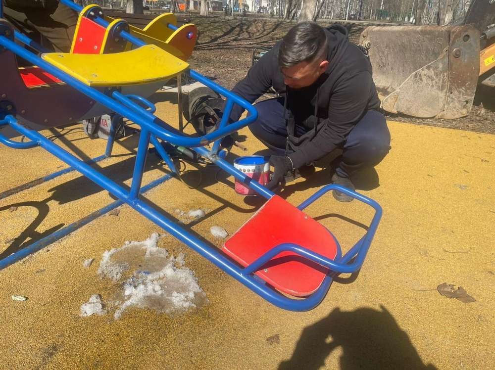 Подрядные организации в Нижнем Новгороде приступили к ремонту детских площадок после зимы 