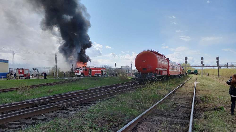 Пожарный поезд задействован в тушении пожара в промзоне Дзержинска